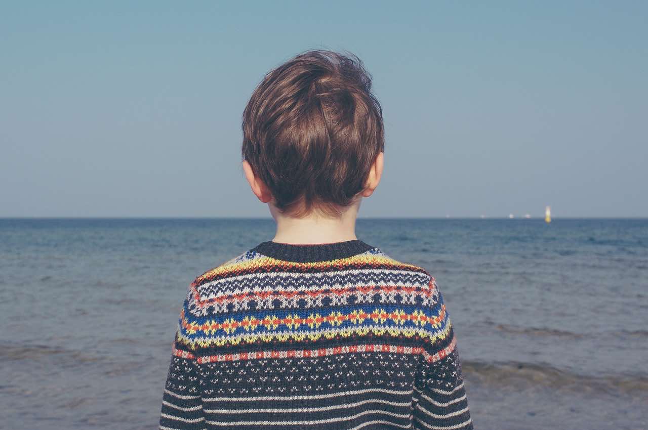 pojke tittar ut mot havet